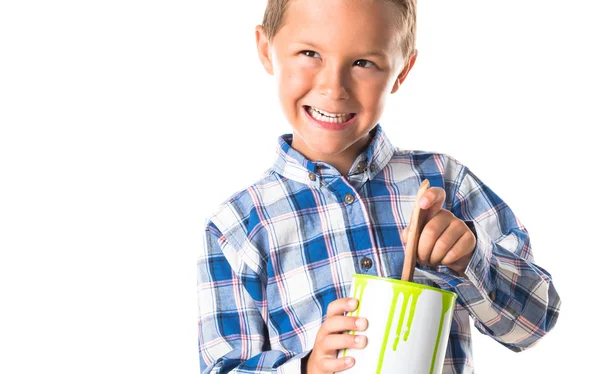 Kid hålla en paint pot — Stockfoto