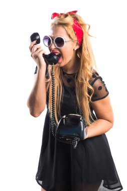 Konuşmak için vintage telefon pin-up kızı
