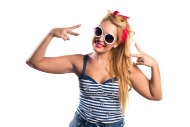 Pin-up kızı zafer jest yapıyor