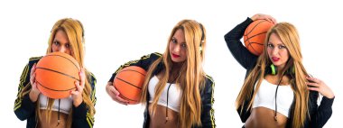 Bir basketbol ile seksi kız