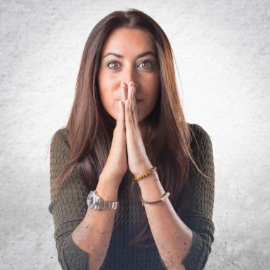 Kadın gri arka plan üzerinde