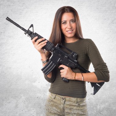 Bir Smg tutan kadın