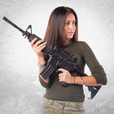 Bir Smg tutan kadın