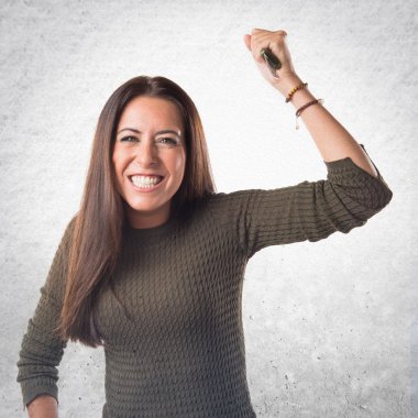 Kadın gri arka plan üzerinde