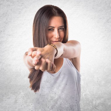 Kadın silah jest yapma