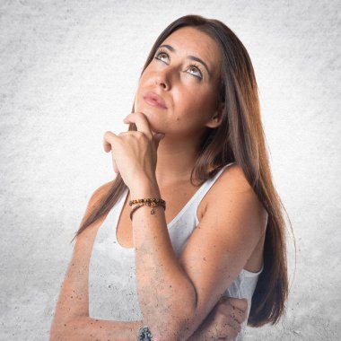 gri arka plan üzerine güzel bir kadın