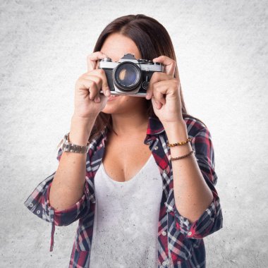 gri arka plan üzerine güzel bir kadın