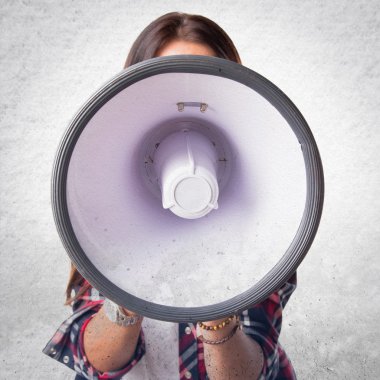 Megafon tarafından bağıran kadın