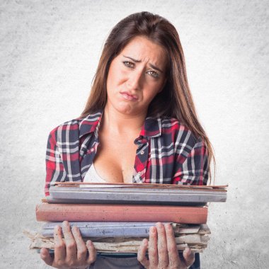 Birkaç üniversite not tutan mutlu kadın