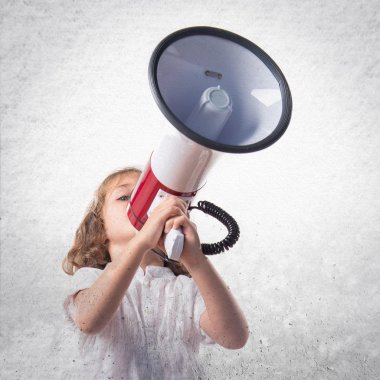 Megafon tarafından bağıran kız