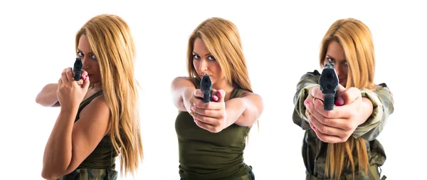 Militärfrau mit Waffe — Stockfoto