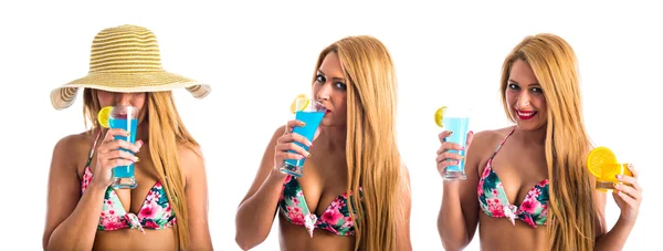 Jonge vrouw in bikini drinken een cocktail — Stockfoto