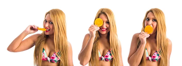 Fiatal nő, narancs szelet — Stock Fotó