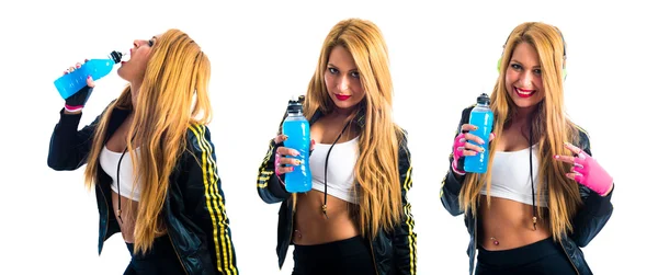 Sportlerin mit Energy-Drink — Stockfoto