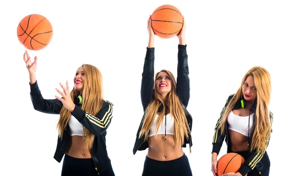 Ragazza che gioca a basket su sfondo bianco — Foto Stock