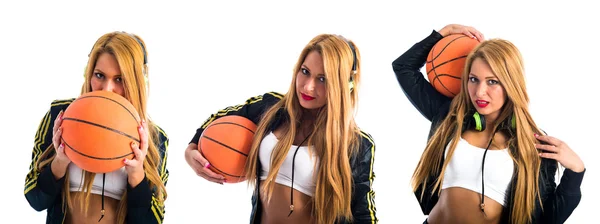 性感的女孩，与一个篮球 — 图库照片