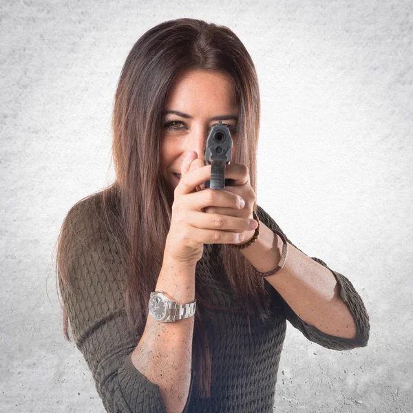 Mulher atirando com uma pistola — Fotografia de Stock