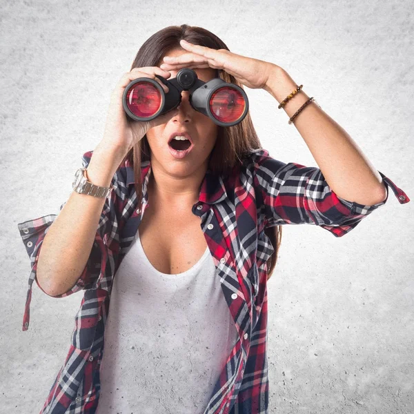 Mujer sorprendida con prismáticos —  Fotos de Stock