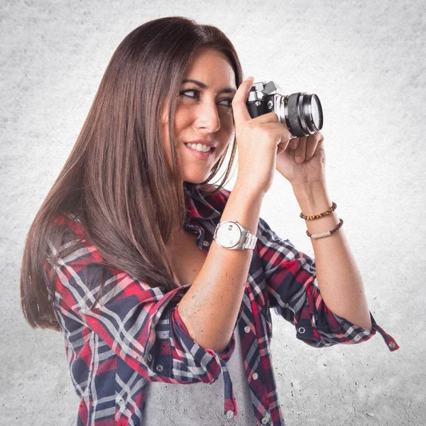 Young pretty woman over grey background — Stock Photo, Image
