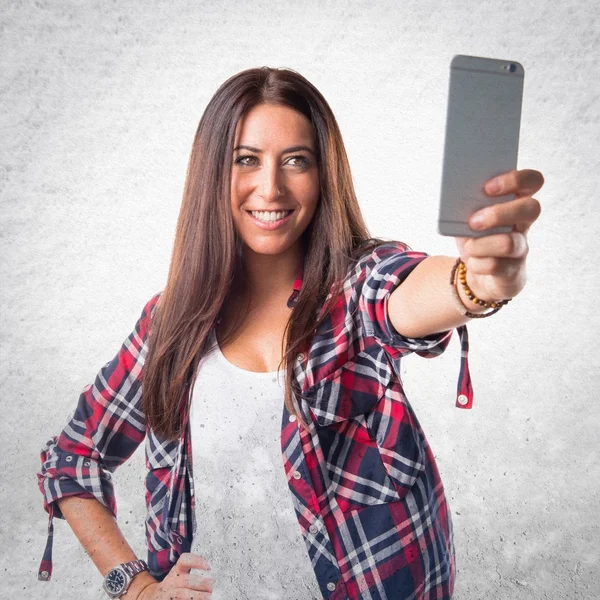 Žena dělat selfie s její telefon — Stock fotografie