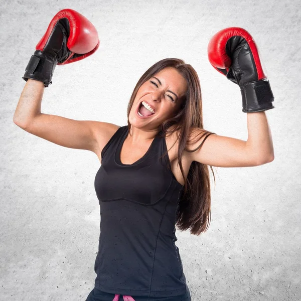 Mujer afortunada con guantes de boxeo — Foto de Stock