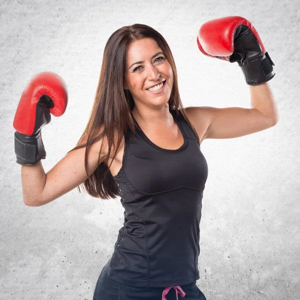 Mulher com luvas de boxe — Fotografia de Stock