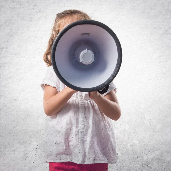 Menina gritando por megafone — Fotografia de Stock