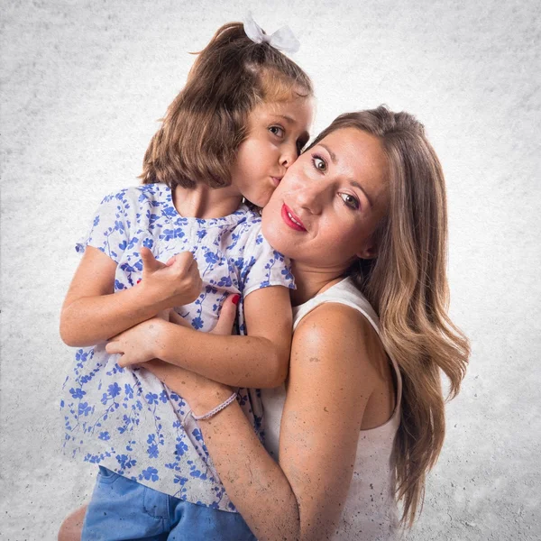 Hija besando a su madre —  Fotos de Stock