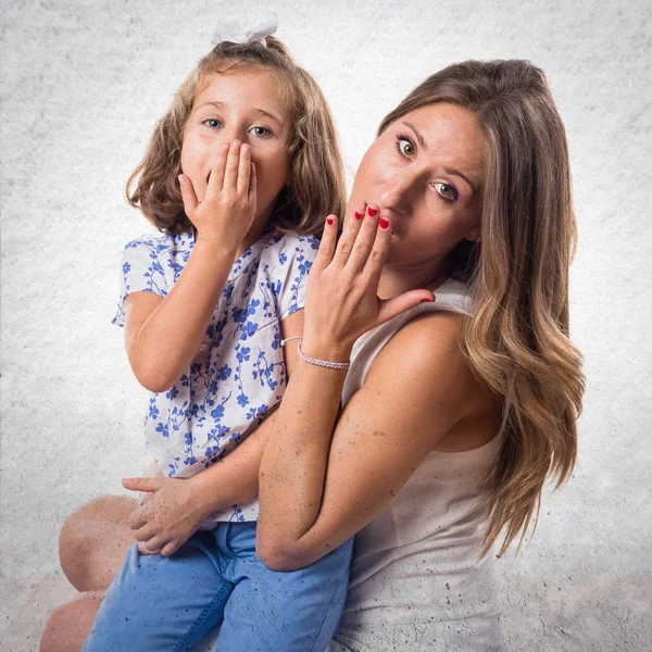 Madre e hija haciendo gesto sorpresa —  Fotos de Stock