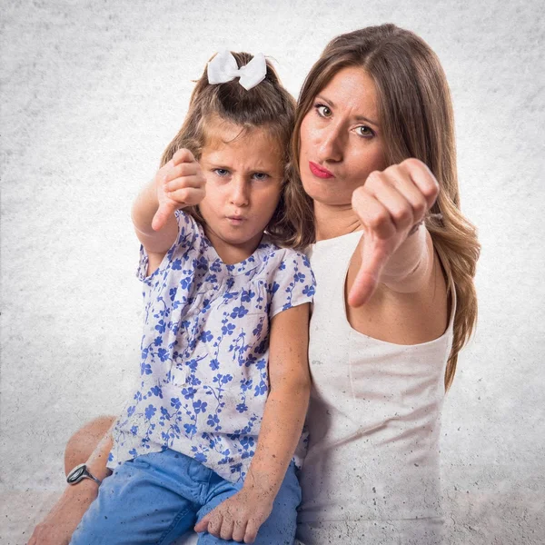 Madre e figlia fare cattivo segnale — Foto Stock