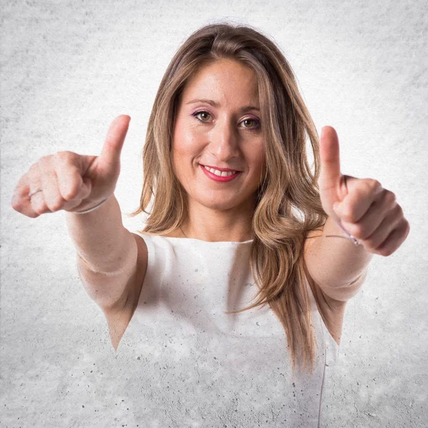 Mujer con pulgar hacia arriba — Foto de Stock