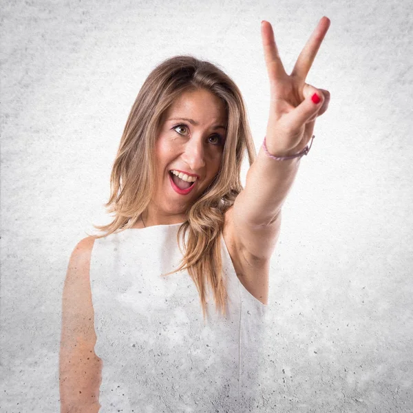 Woman doing victory gesture — Stock Photo, Image