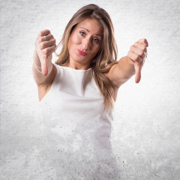 Mulher fazendo mau sinal — Fotografia de Stock