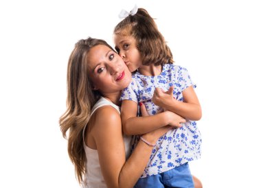 Kızın annesini öpüyor