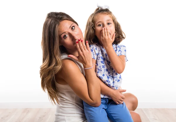 Madre e hija haciendo gesto sorpresa —  Fotos de Stock