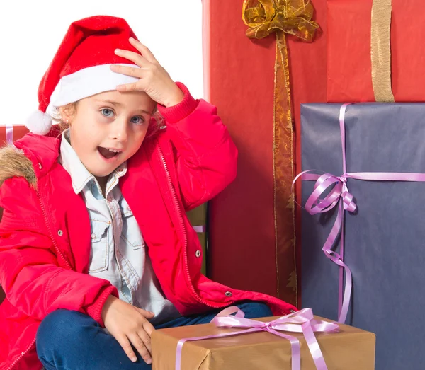 Kleines Mädchen mit mehreren Geschenken — Stockfoto