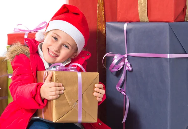 Kleines Mädchen mit mehreren Geschenken — Stockfoto