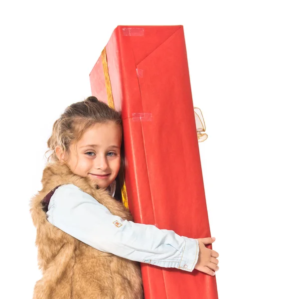 Loira menina segurando um grande presente vermelho — Fotografia de Stock