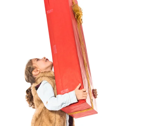 Rubia niña sosteniendo un gran regalo rojo — Foto de Stock