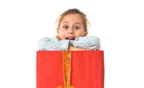 Büyük bir kırmızı hediye tutarak sarışın küçük kız — Stok fotoğraf