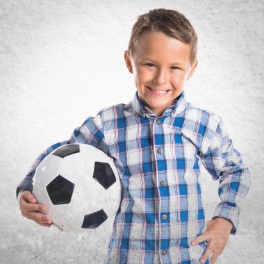 Gri arka plan üzerinde çocuk