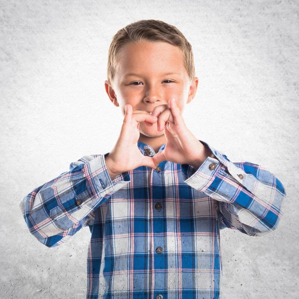 Niño haciendo un corazón con sus manos —  Fotos de Stock