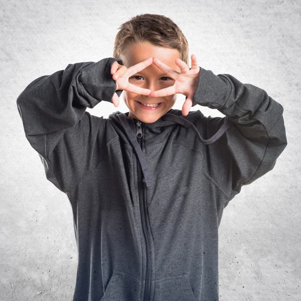 Enfant sur fond gris — Photo