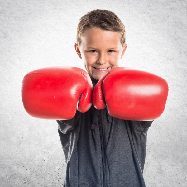 Niño con guantes de boxeo —  Fotos de Stock