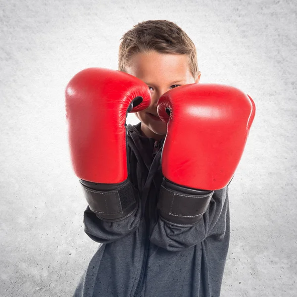 Niño con guantes de boxeo —  Fotos de Stock