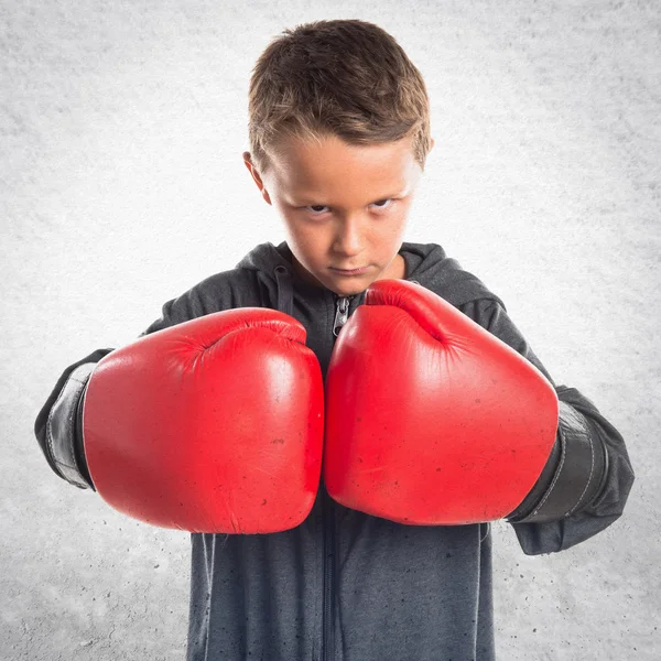 Niño con guantes de boxeo —  Fotos de Stock