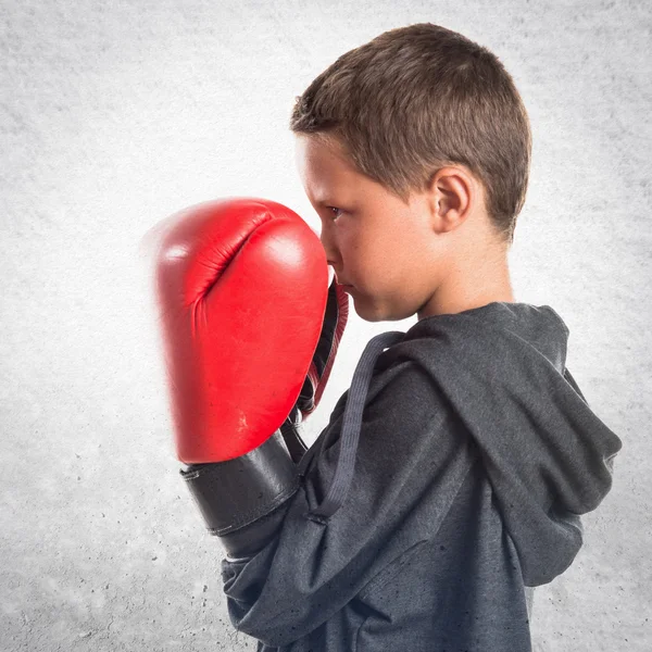 Kind mit Boxhandschuhen — Stockfoto