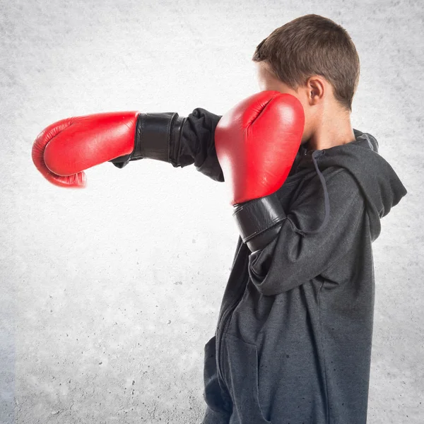 Niño con guantes de boxeo — Foto de Stock