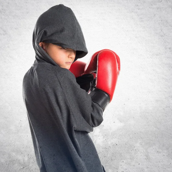 Niño con guantes de boxeo — Foto de Stock