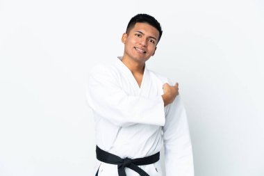 Genç Ekvadorlu adam beyaz arka planda karate yapıyor.